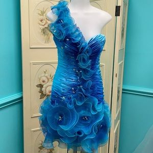 Cute 80’s inspired party dress. Size 8 and blue.